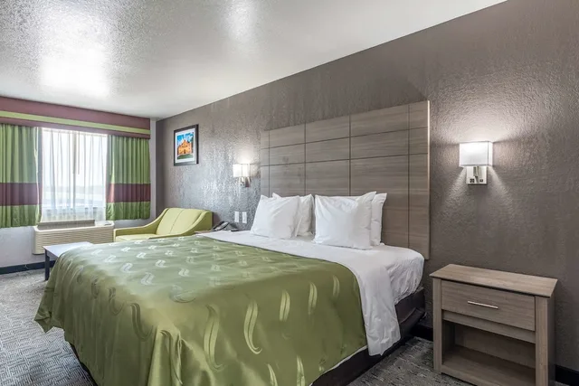 غرفة بسرير كينج لذوي الإعاقة، Quality Inn I-10 East near Frost Bank Center 1/4