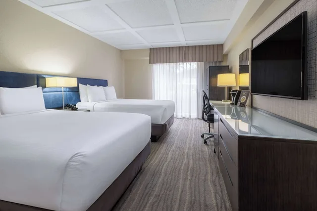 غرفة بسريرين مزدوجين بإطلالة على المسبح لذوي الإعاقة، Wyndham Boca Raton 2/4