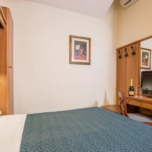 غرفة رباعية، Hotel Trastevere 1/4