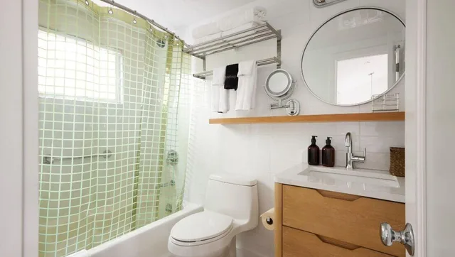 Suite, Queen Bed, Water Front, The Penny Lane 2/2
