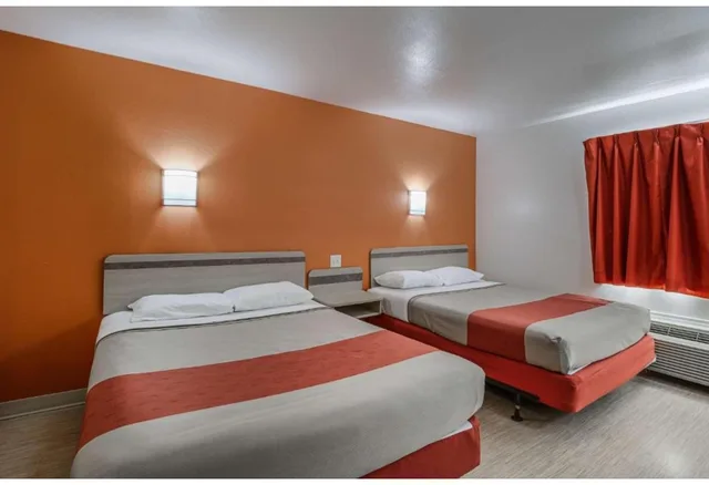 غرفة رباعية بسريرين كوين للمدخنين، Motel6 Pasadena, TX 2/6