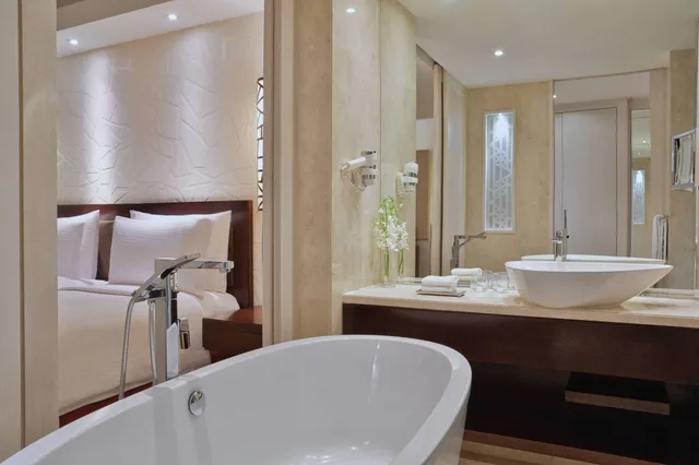 غرفة ديلوكس بسرير مزدوج بإطلالة على المدينة، فندق برج رافال(JW Marriott Hotel Riyadh) 7/7