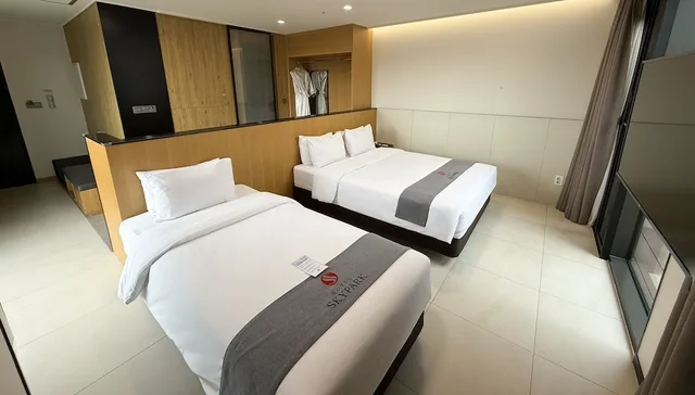 غرفة ديلوكس بسريرين منفصلين بشرفة، Hotel Skypark Daejeon I 1/6