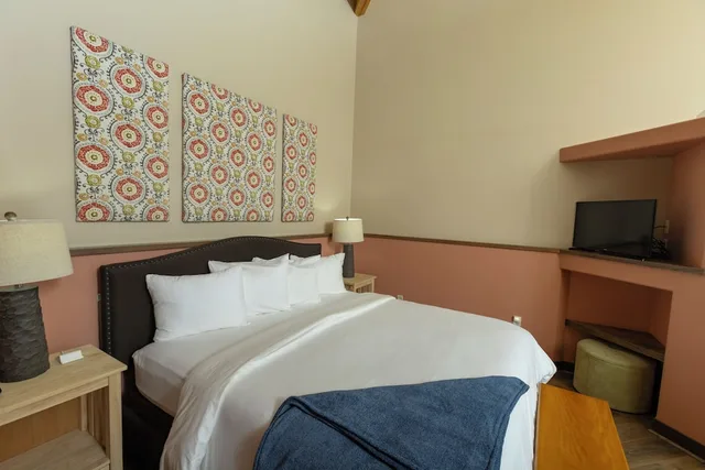 Design, Suite, King Bed, 2 Murphy Beds, with View، Blue Wave Inn 2/6
