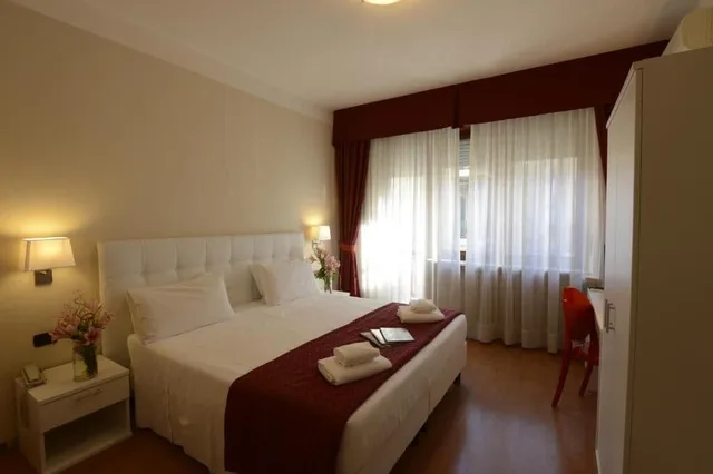 غرفة ثلاثية، Hotel Tourist Torino 2/4