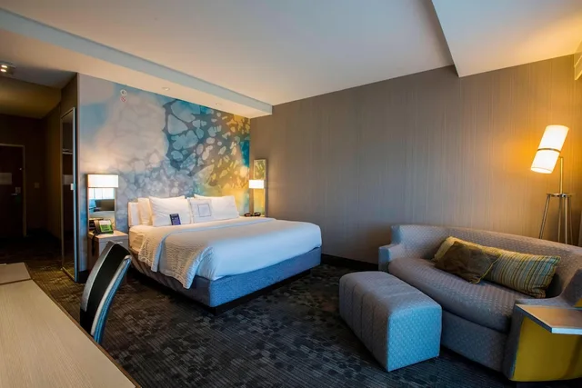 غرفة بسرير كينج مع أريكة لذوي الإعاقة، Courtyard Jackson Airport Pearl 3/5