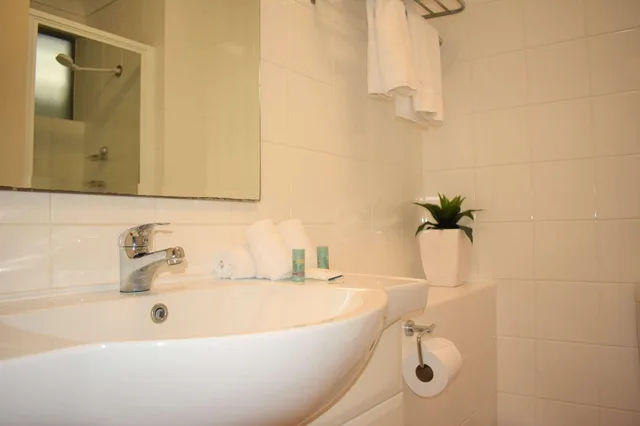 Suite, Multiple Beds, Living Area, Kitchenette، Best Western Airport 85 Motel 5/7