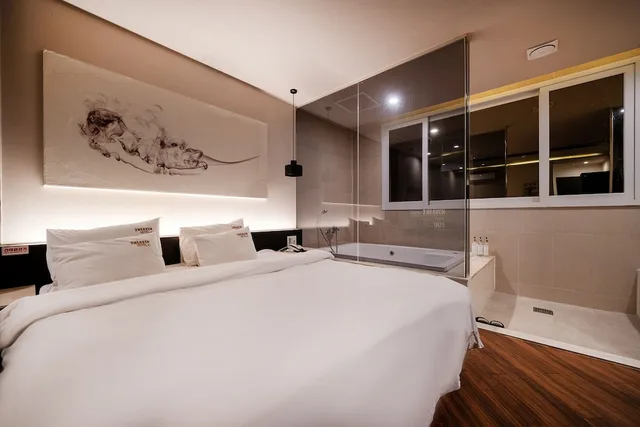 غرفة ديلوكس بسريرين منفصلين وسرير كينج وسرير فردي، Hotel 2 Heaven Songdo 1/10