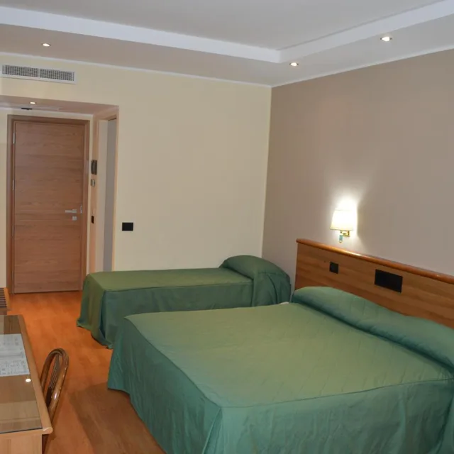 Room, Triple, Canadian Hotel 6/7