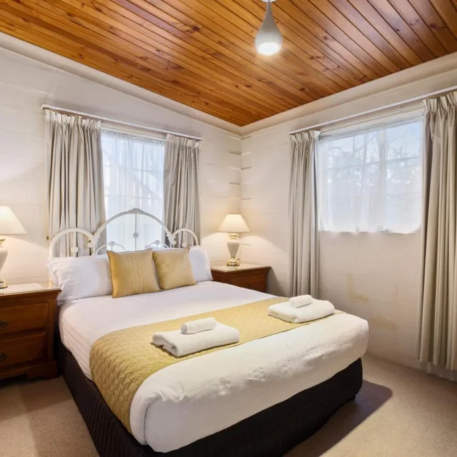 2 Bedrooms, Cottage, Double Bed, Swansea Cottages & Motel Suites 1/5