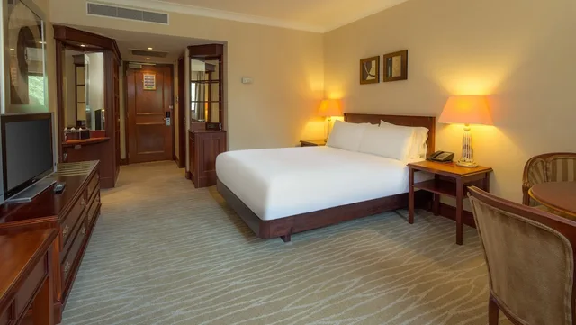 جناح بسرير كوين، Hilton East Midlands Airport 3/5