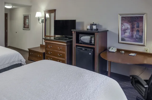 غرفة قياسية بسريرين كوين، Hampton Inn & Suites Youngstown - Canfield 6/9