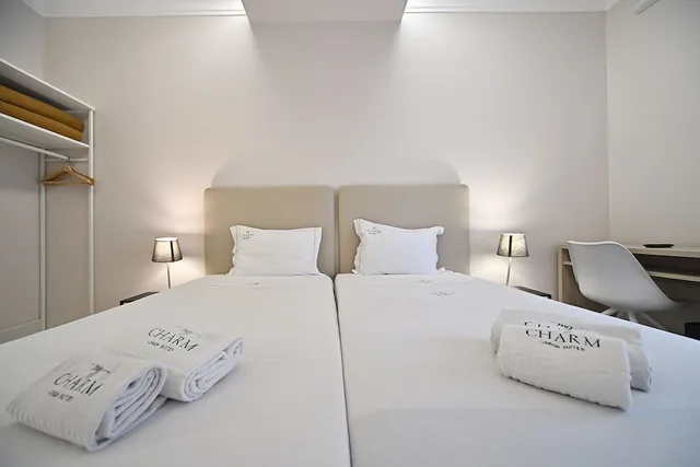 غرفة بسريرين منفصلين بحمام مشترك، My Charm Lisbon Suites 4/10