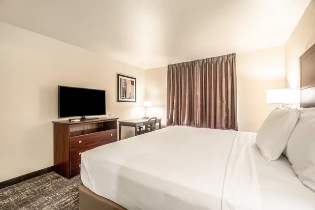 غرفة بسرير كينج، Cobblestone Hotel & Suites - Newport 5/8