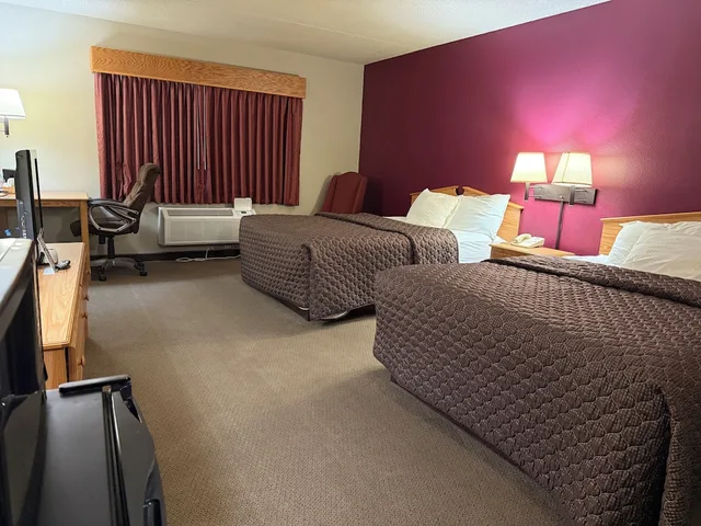Standard, 2 Queen Beds, Rodeway Inn Hesston, KS 6/10