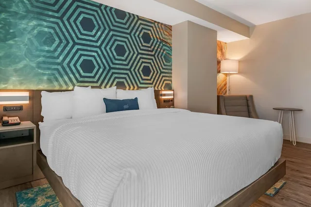 غرفة قياسية بسرير كينج، Cambria Hotel St Petersburg Madeira Beach Marina 1/6