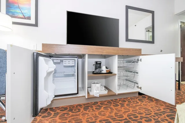 غرفة بسرير كينج مع أريكة بحوض استحمام، Hampton Inn Spring Hill 4/5
