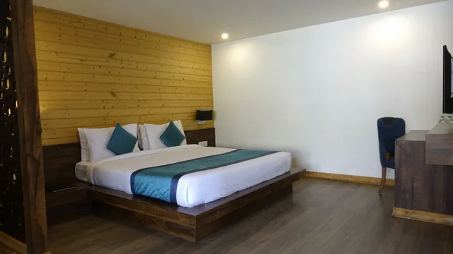 Executive, Double Bed, Yashshree Sanderling 2/10