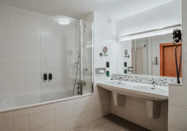 Classic, Suite, King Bed, Pool Access، OREA HOTEL PYRAMIDA 10/10
