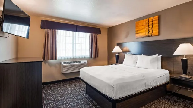 غرفة بسرير كينج وسرير كوين بحوض استحمام لذوي الإعاقة، Best Western Rambler 1/3