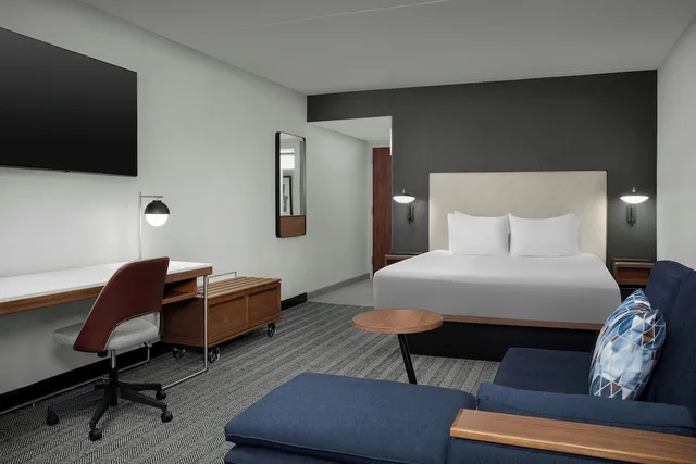 غرفة بسرير كينج، Courtyard Bloomington 2/5