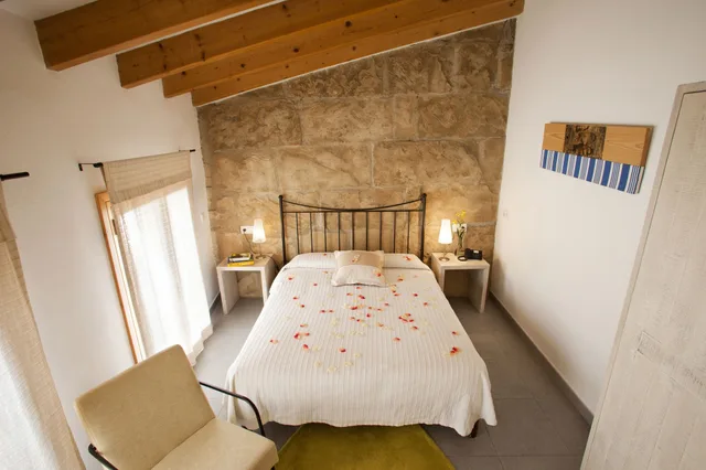 غرفة قياسية بسريرين منفصلين بإطلالة على المدينة، L Hostal 4/10