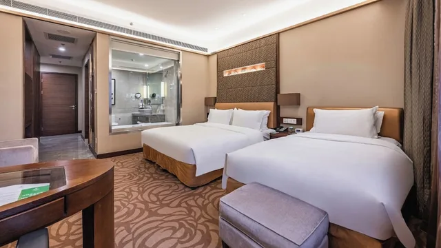 Premium, 1 Double and 1 Single Bed, Club Lounge Access, Lounge Access, Holiday Inn Xian Big Goose Pagoda 4/8