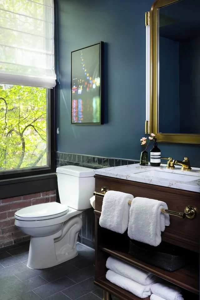 Cedar, King Bed, Corner، Populus Seattle 4/4