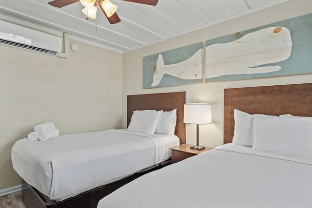 جناح بسريرين مزدوجين بإطلالة على المسبح بغرفتي نوم مع أريكة، Sandpiper Beacon Beach Resort 1/2