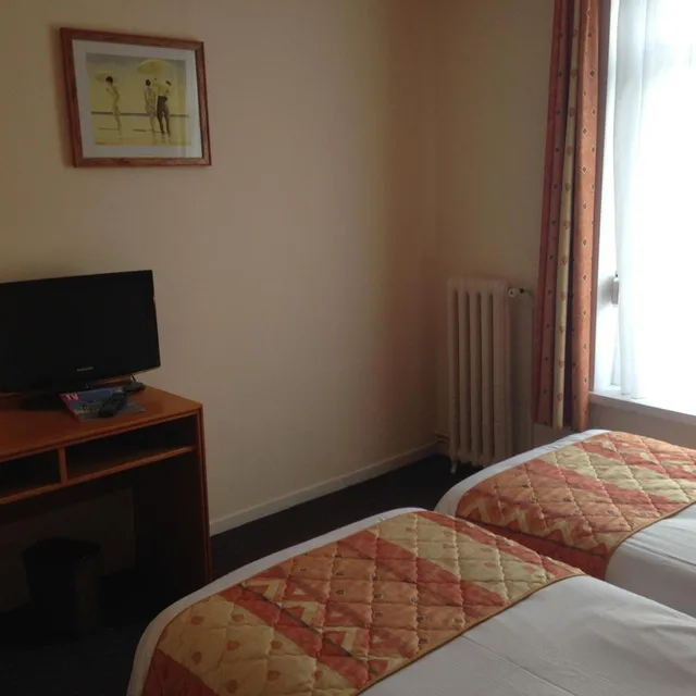 غرفة ثلاثية، Metropol Hotel 7/10