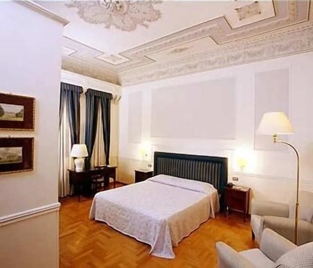 غرفة سوبيريور بسرير كينج، Hotel Flora 1/3