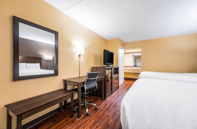 غرفة قياسية بسريرين كوين، Econo Lodge Columbus near Airport 2/4