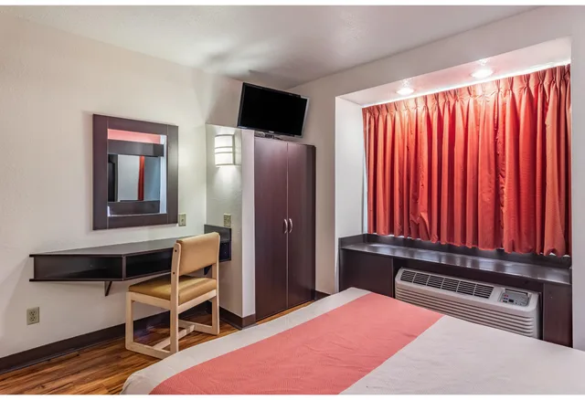 غرفة بسرير كوين لغير المدخنين، Motel6 Chattanooga, TN - Downtown 2/3