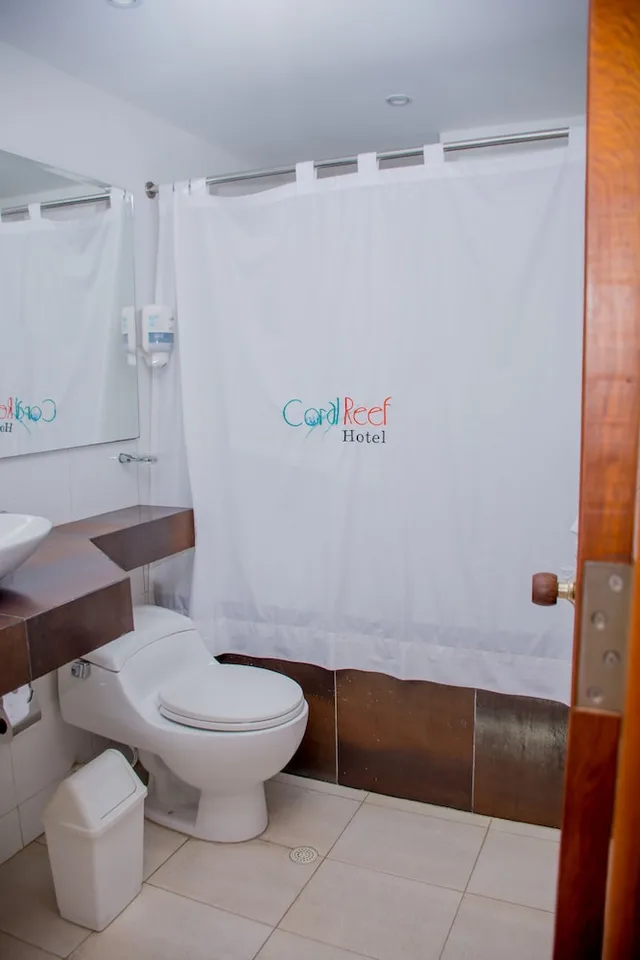 غرفة ديلوكس ثلاثية بسرير مزدوج مع أريكة، Coral Reef Hotel 9/9