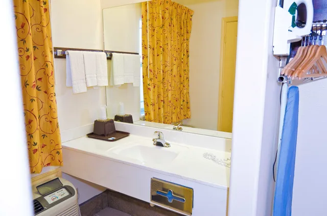2 Rooms, Business, Suite, King Bed, Pool Side، Texas Inn and Suites - Rio Grande Valley 8/10