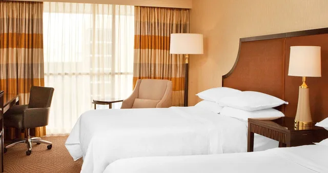 غرفة بسريرين مزدوجين، Courtland Grand Hotel, Trademark Collection by Wyndham 4/5