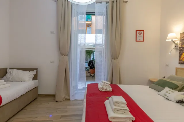 غرفة كلاسيكية رباعية بسريرين منفصلين بشرفة مع أريكة، Flatinrome Deluxe Rooms 1/10