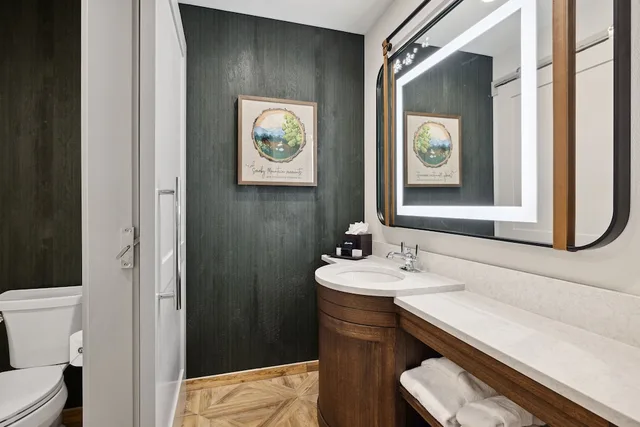 Room, King Bed, Murphy Bed, Balcony، Dollywoods HeartSong Lodge & Resort 9/9