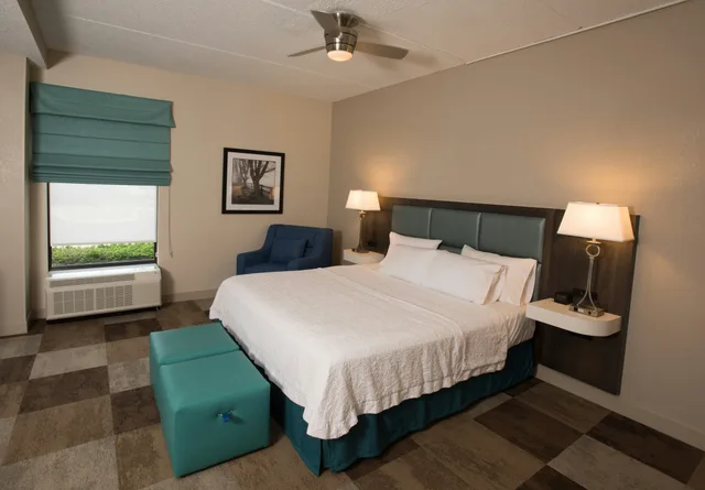 جناح بسرير كينج مع أريكة، Hampton Inn Wooster 2/5