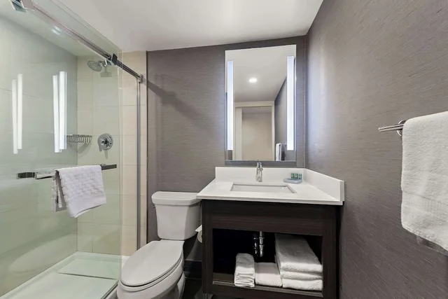 غرفة قياسية بسرير كينج بشرفة، Best Western Parkway Hotel Toronto North 10/10