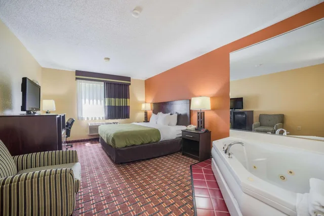 Room, King Bed, Jetted Tub, Large, Quality Inn O'Fallon IL - St. Louis 2/5
