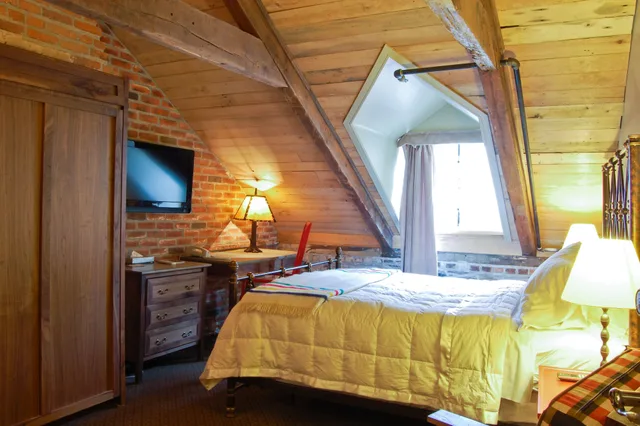Superior, Queen Bed, Attic، Auberge Place D Armes 5/7