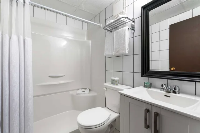 غرفة بسرير كينج وسرير كوين، Stoke Hotel Surestay Collection By Best Western 3/13