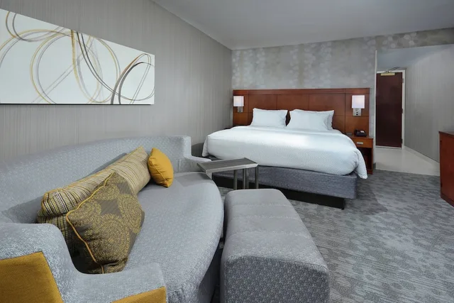 غرفة بسرير كينج مع أريكة لذوي الإعاقة، Courtyard by Marriott Beckley 1/1