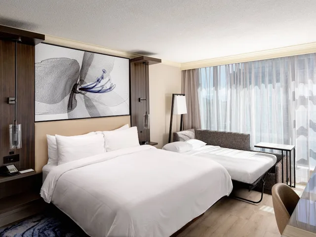 غرفة ركنية بسرير كينج بإطلالة على المدينة، Marriott Victoria Inner Harbour 8/10