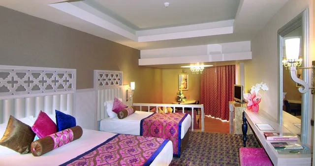 Superior, 1 Queen and 1 Single Bed, Land View، Royal Alhambra Palace 1/3