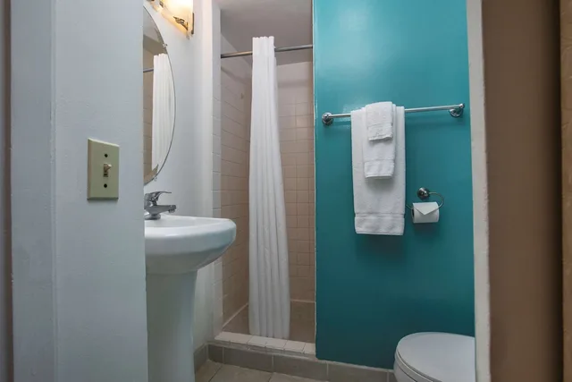 Moderate, Queen Bed, Aqua Aloha Surf Waikiki 3/3