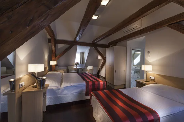 غرفة ديلوكس ثلاثية بسرير مزدوج وسرير فردي، Little King Hotel U Malvaze 1/6
