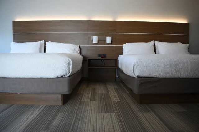 suite, multiple beds، Holiday Inn Express and Suites Lincoln South 1/10