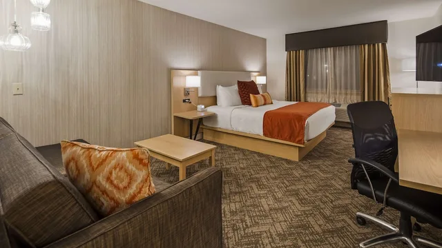 غرفة قياسية بسرير كينج بإطلالة على الجبل مع أريكة، Best Western Vista Inn 6/9